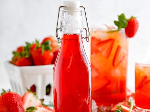 طرز تهیه شربت توت فرنگی غلیظ و خوشرنگ به 4 روش آسان